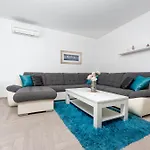 דירה Pape