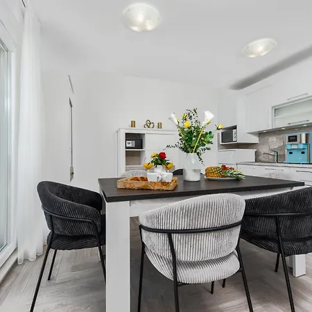 Pape Apartment *